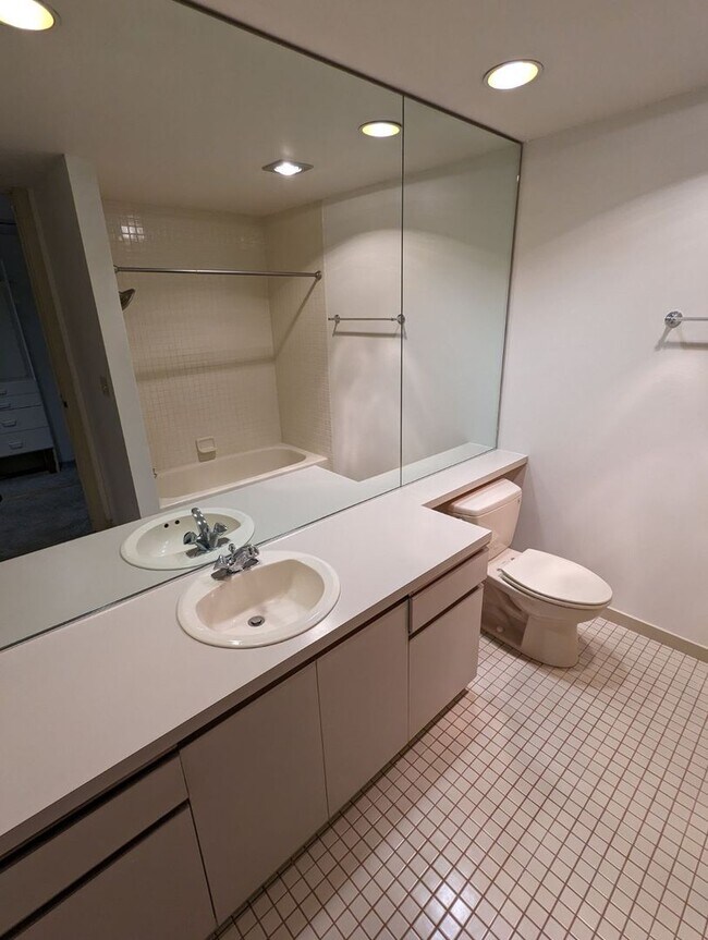 Building Photo - Adorable One Bedroom Seattle Condo in Unbeatable Location - Walk to Pike Place Market!