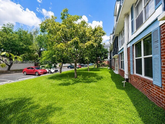 Building Photo - 3660 Inverrary Dr