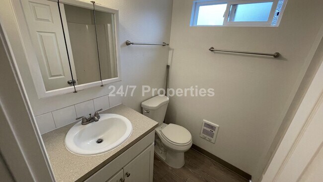 Building Photo - SE Portland - 2BD I 1BA - Top Floor w/ Balcony!