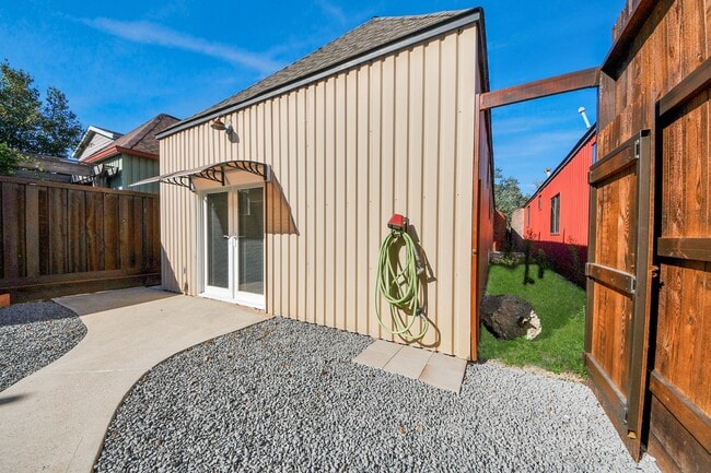 Building Photo - 832 W 27th St