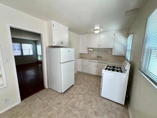 Kitchen - 1037 Ocean Park Blvd