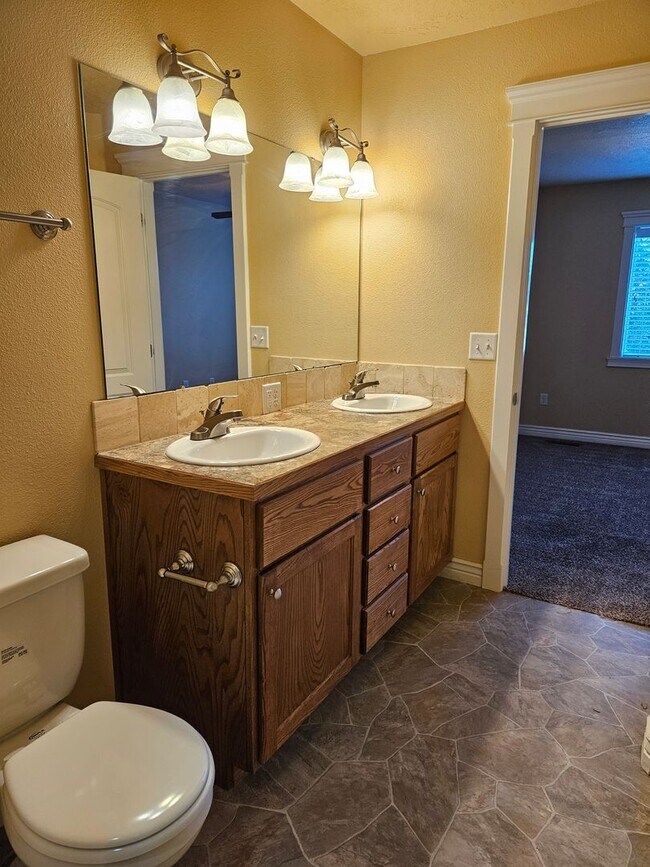 Building Photo - 3/2.5 in Boise-2 Car Garage, Fireplace, Vaulted Ceilings, Landscaping Included.