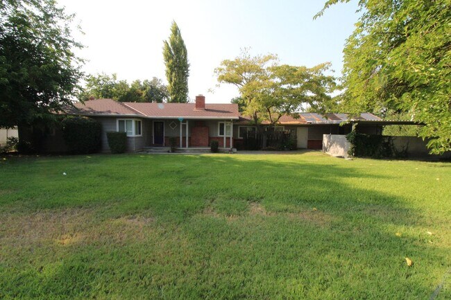 Building Photo - Concord/ Walnut Creek Border! 2172 sq ft home on Huge lot with swimming pool!