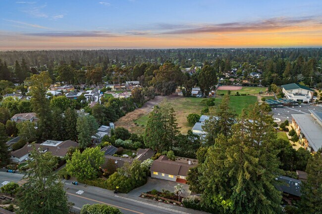 Building Photo - Spacious Menlo Park Retreat with 6 Bedroom...