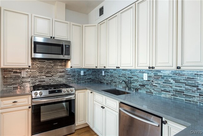 Building Photo - 221 Elizabeth St