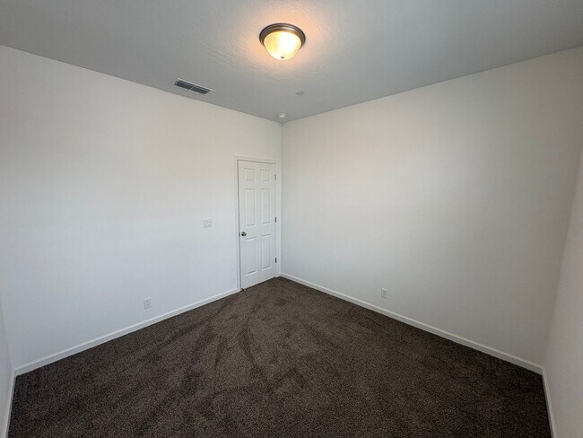 Building Photo - NW Visalia Home For Rent! Close to sports park & shopping centers!