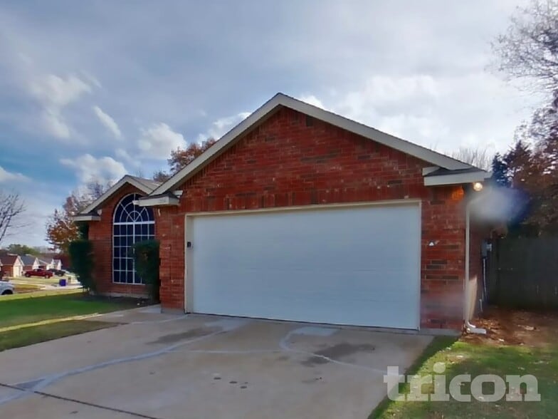 Building Photo - 1704 Fern Dr