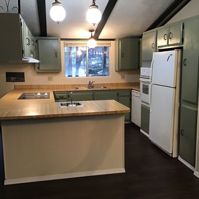 Building Photo - Large spacious 2Bd manufactured home avail...