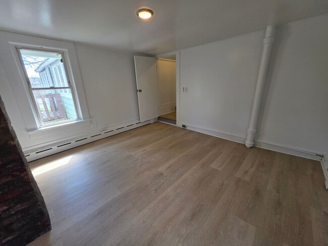 Building Photo - Beautiful Waterside 3 bedroom Single-Family Home - Catskill, NY