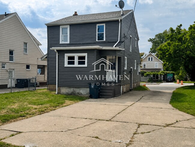 Building Photo - 1203 N Main St
