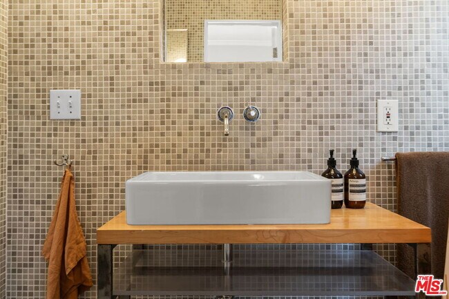 Building Photo - 1510 Electric Ave