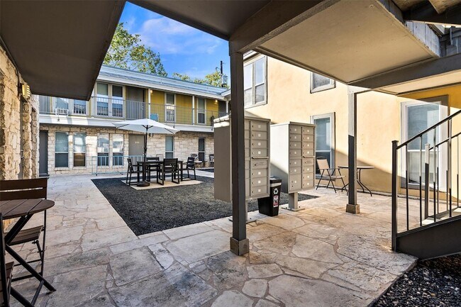Building Photo - 2526 Durwood St
