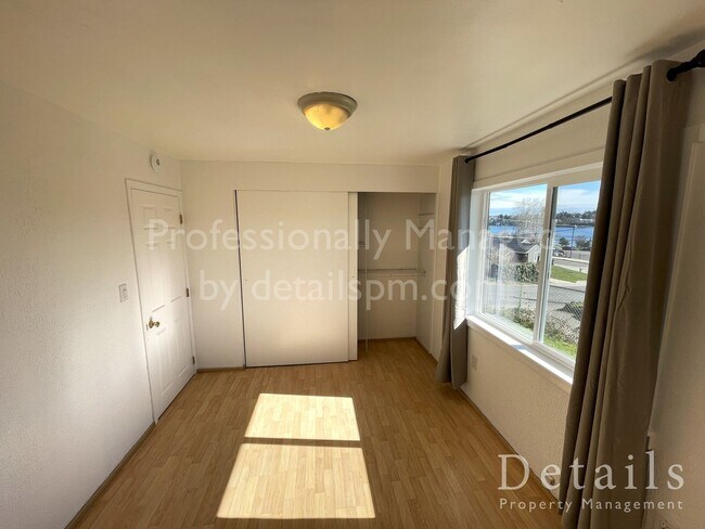 Building Photo - 116 Oak St