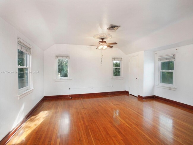 Building Photo - 339 NE 96th St