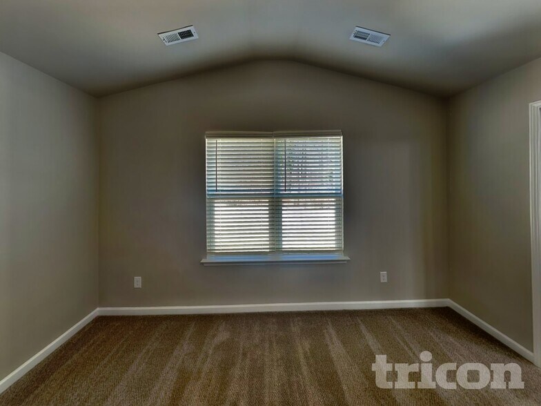 Building Photo - 115 Spring Knoll Dr