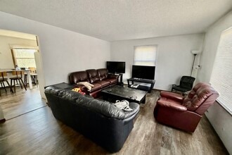 Building Photo - 902 Cedar River Dr NW