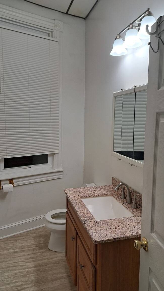 Building Photo - 2215 Brookfield Ave