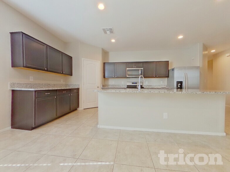 Building Photo - 31026 W Earll Dr