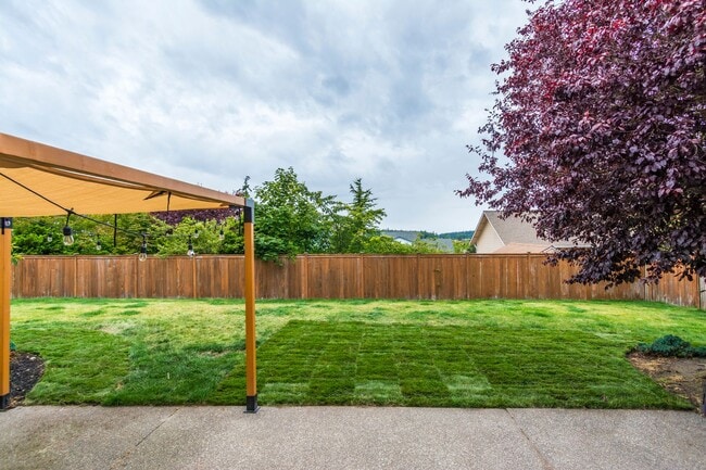 Building Photo - Stunning 4 Bedroom, 2.5 Bathroom Home With...