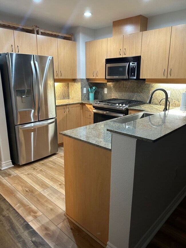 Building Photo - Elevate Your Lifestyle: Luxurious North-Facing Residence with Stunning Courtyard Views