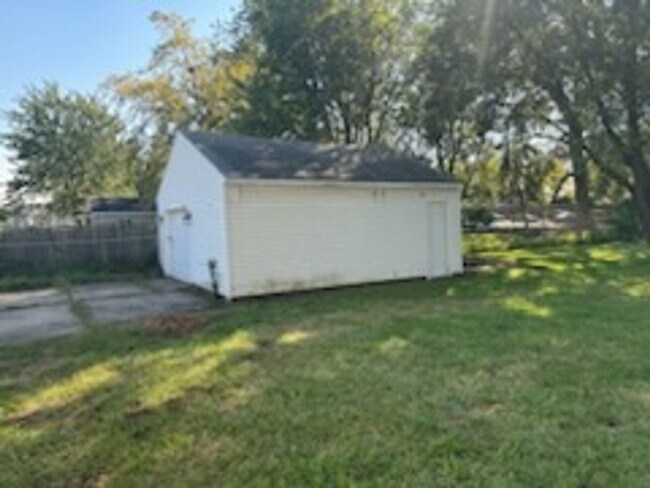 Building Photo - Lovely 3 Bedroom Tri-Level Home with Garage!