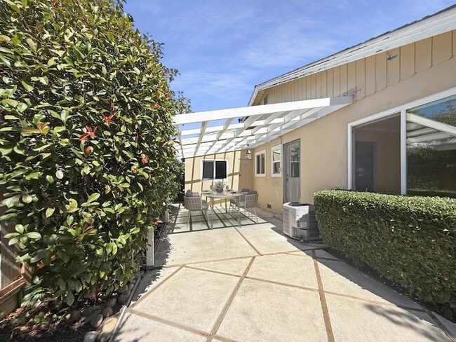Building Photo - 1535 Lloyd Way