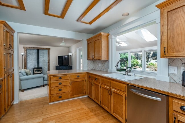 Building Photo - 3 Bedroom 2.5 Bath House