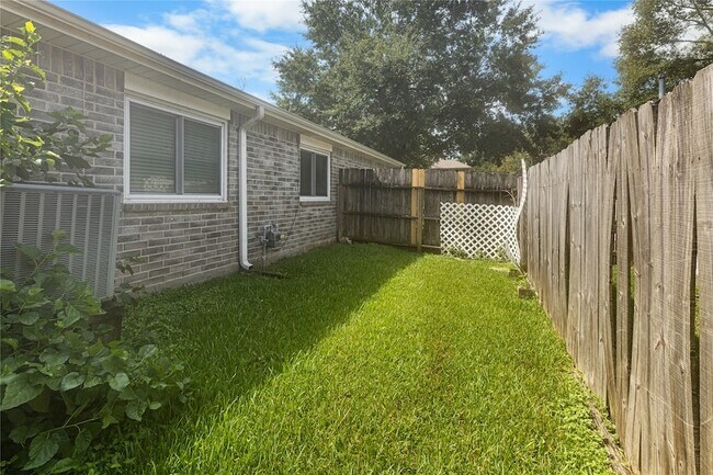 Building Photo - 1735 Oak Ridge Dr