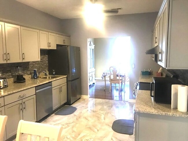 Building Photo - 4 Bedroom, 2.5 Bath, Pet Friendly Home with Fenced Yard & Sunroom! Available Soon!