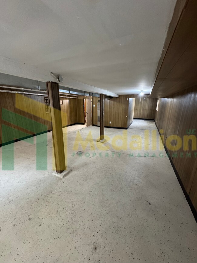 Building Photo - Charming Recently Updated Home 4-5 beds wi...