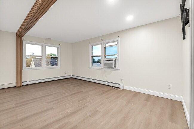 Building Photo - 154 Temple St