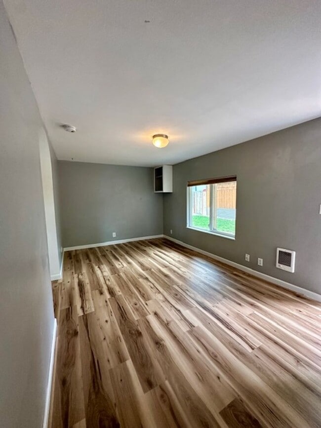 Building Photo - Great one bedroom unit in mid-town!  A must see!