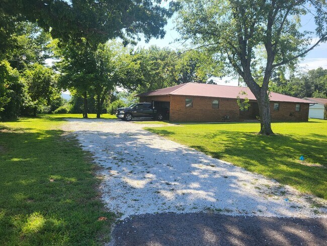 Building Photo - Move-in Ready!  3-Bed, 2-Bath Farmington Home.  Fenced-in backyard + 2x Car Garage