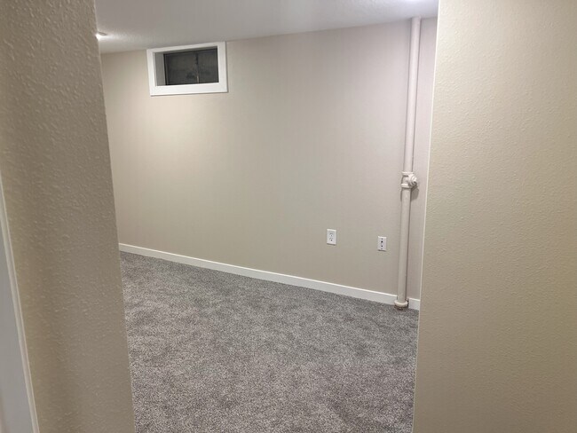 Basement Bedroom - 1900 Locust St