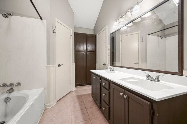 Building Photo - 692 John Henry Dr
