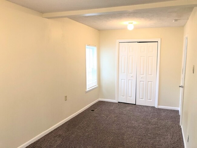 Building Photo - 3 bed, 1 bath Home