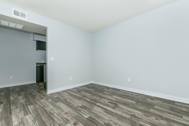 Building Photo - Green Leaf At Broadway