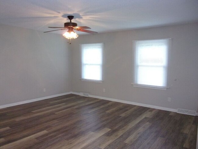 Building Photo - Spacious 2 Bedroom 1 Bath Duplex Minutes t...