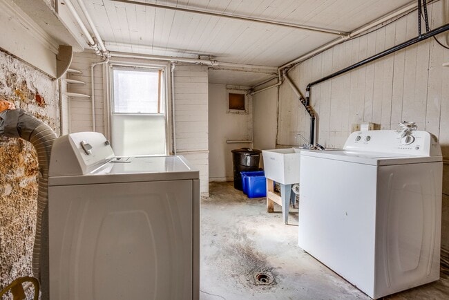 Building Photo - AVAILABLE JUNE 2026 - Spacious 2 Bedroom Home w/ SECONDS from Shiloh & Grandview!