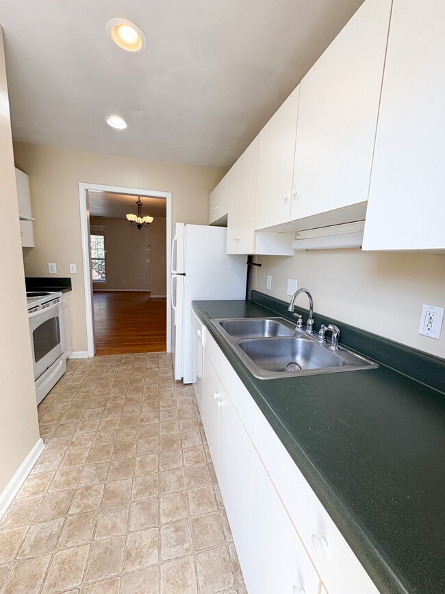 Building Photo - 1322 Deerwood St