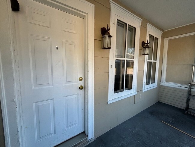Building Photo - Great 2 bedroom plus den in a two-level ho...