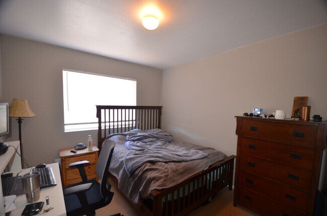 Building Photo - HEAT INCLUDED! Summer Only Rental!  Move in special!