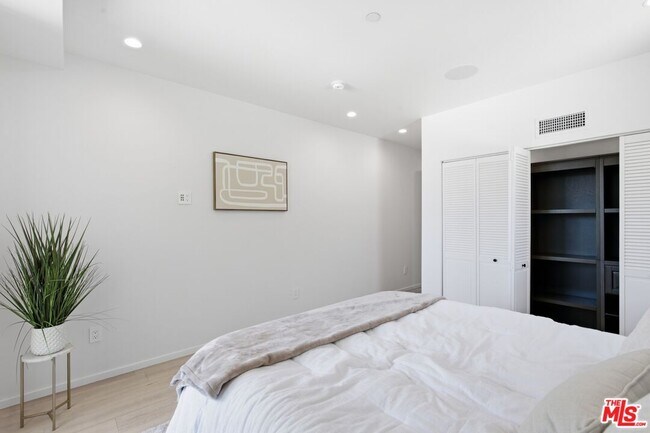 Building Photo - 2311 Cove Ave