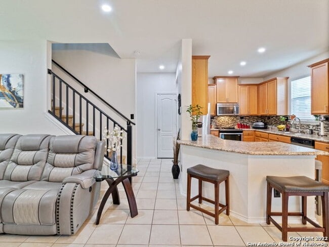 Building Photo - 3 Bedroom w/Game Room