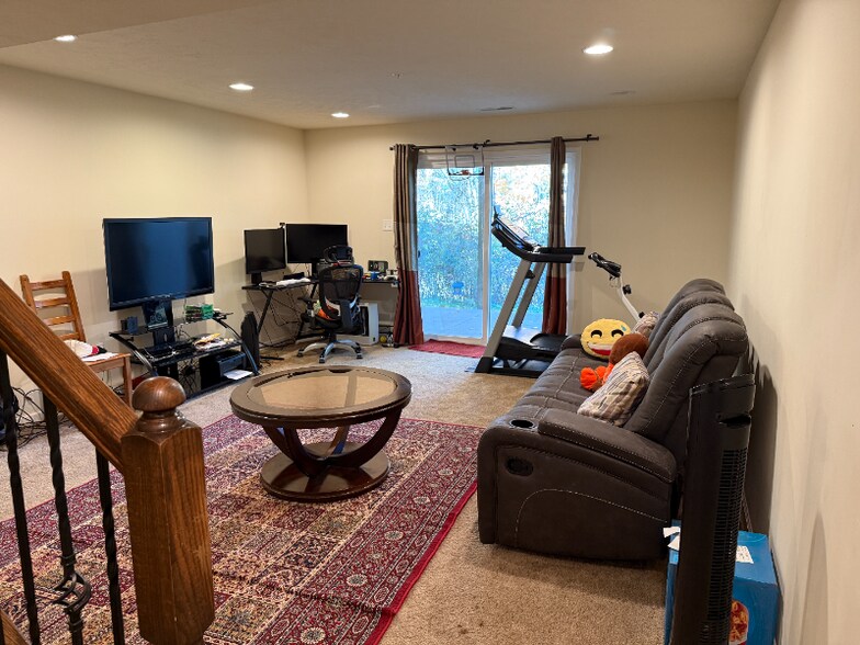 Building Photo - 624 Edison Dr