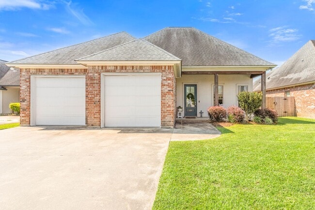 Building Photo - Luxury Living in The Woodlands - COMING SO...