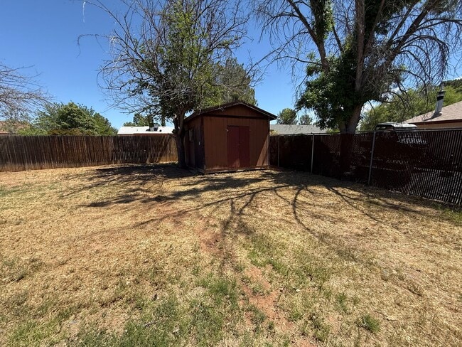 Building Photo - 4 bedroom 2 bath-contact Property Pros for more information