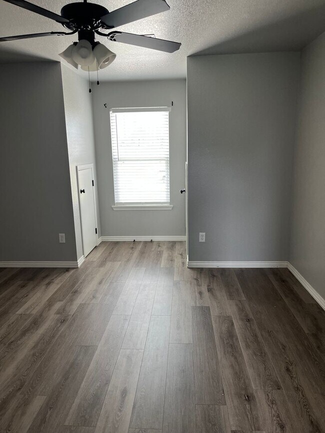 Building Photo - COX-NORTHRIDGE DRIVE TOWNHOMES