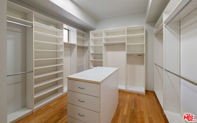 Building Photo - 143 Union Jack Mall