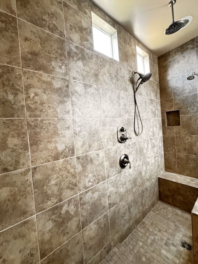 Building Photo - 4 Bedroom + den energy efficient Hamilton High